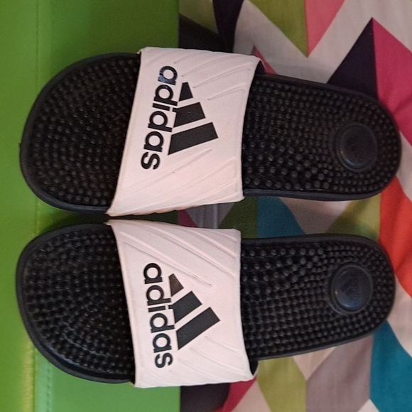 ADIDAS flip flops..size 8..white n blk - Picture 2 of 4